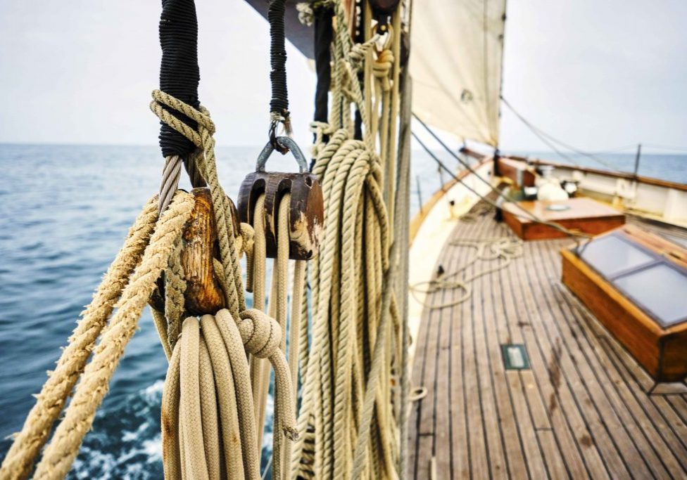 Ropes and pull on a wood ship